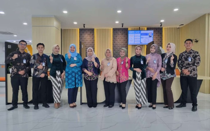 Peringati Hari Kartini, Frontliner BRI Branch Office Cut Mutiah Kenakan Pakaian Nasional
