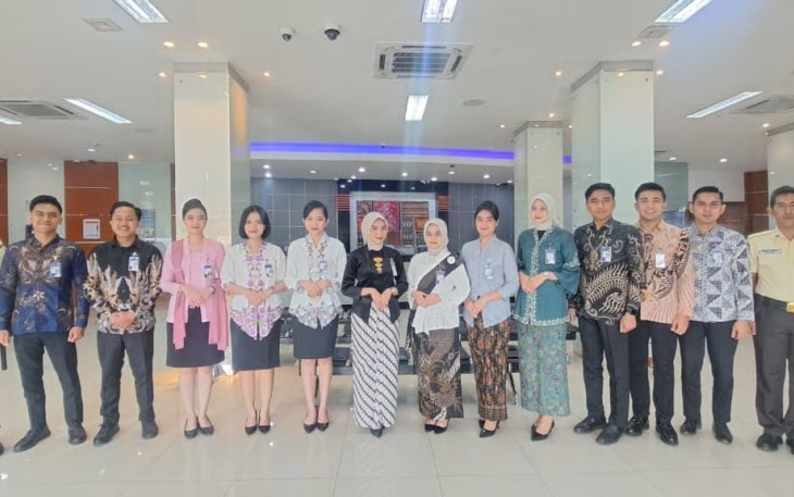 Peringati Hari Kartini, Pekerja BRI Branch Office Veteran Kenakan Pakaian Nasional Saat Layani Nasabah