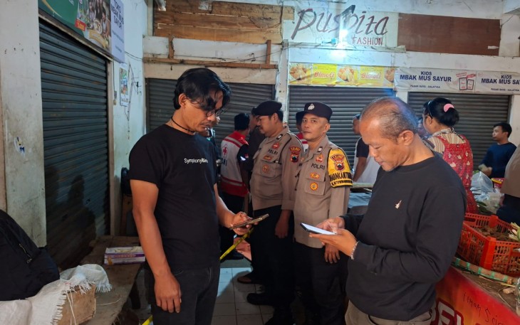 Polsek Tingkir Bersama Tim Inafis Polres Salatiga saat Olah TKP Penemuan Jenazah di Pasar Raya Salatiga
