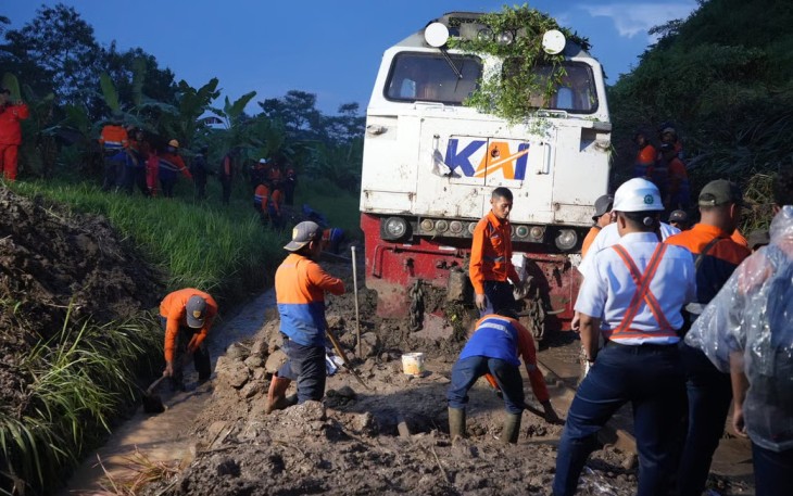 Seluruh Penumpang dan Crew KA Ciremai Dipastikan Selamat Pasca Longsoran di Petak Maswati – Sasaksaat, KAI Daop 2 Bandung Sampaikan Permohonan Maaf ke Seluruh Pelanggan Terdampak