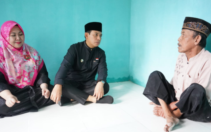 Walikota Bengkulu Dedy Wahyudi beserta istri dan didampingi Lurah Pematang Gubernur, meninjau langsung rumah baru milik Pandi di RT 08, RW 05, Kelurahan Pematang Gubernur, Kecamatan Muara Bangkahulu /Foto : MC 