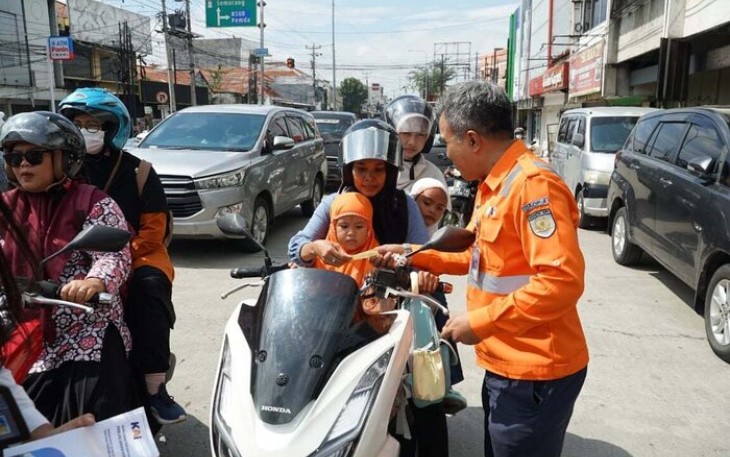 Sosialisasi di perlintasan No. 102, Jl. KH Mas Mansyur