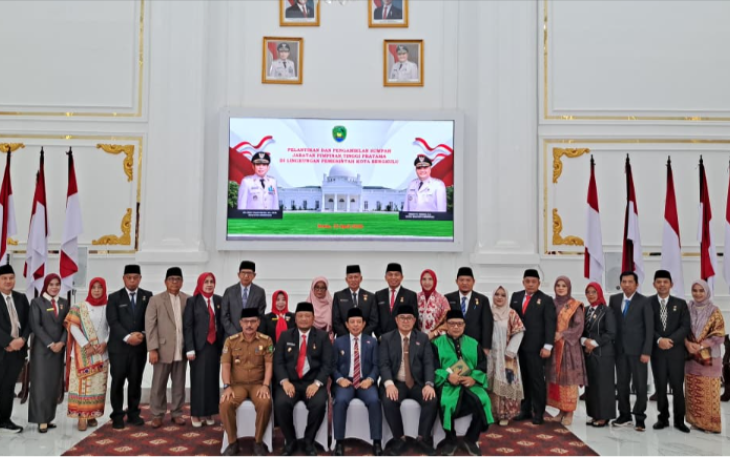 Walikota Bengkulu Dedy Wahyudi resmi melantik 10 pejabat eselon II di lingkungan Pemerintah Kota Bengkulu /Foto : MC 
