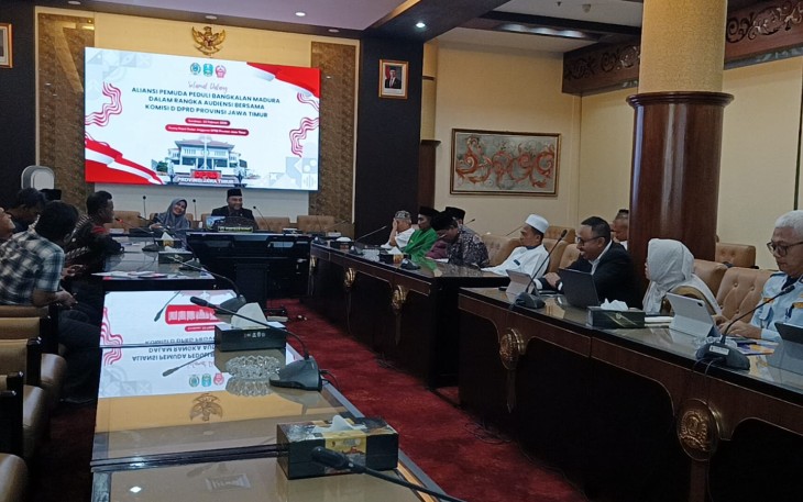 Perwakilan Aliansi Pemuda Peduli Bangkalan mendatangi DPRD Jatim pada Senin, 23 Februari 2026