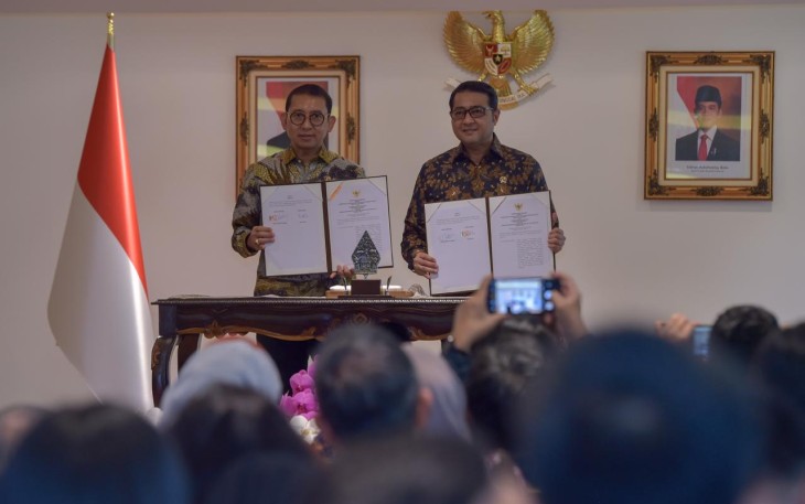 Menteri Ekonomi Kreatif, Teuku Riefky Harsya, bersama Menteri Kebudayaan, Fadli Zon, menandatangi Memorandum of Understanding (MoU) untuk mewujudkan sinergi pengembangan ekonomi kreatif dan pemajuan kebudayaan, Jakarta, Selasa (10/03/2026)
