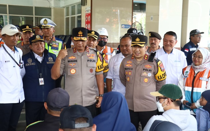 Kapolda Jawa Timur Irjen Pol Nanang Avianto didampingi para pejabat utama Polda Jatim melakukan pengecekan langsung sejumlah pos Operasi Ketupat Semeru 2026 di Kota Surabaya,Senin (16/3/26)