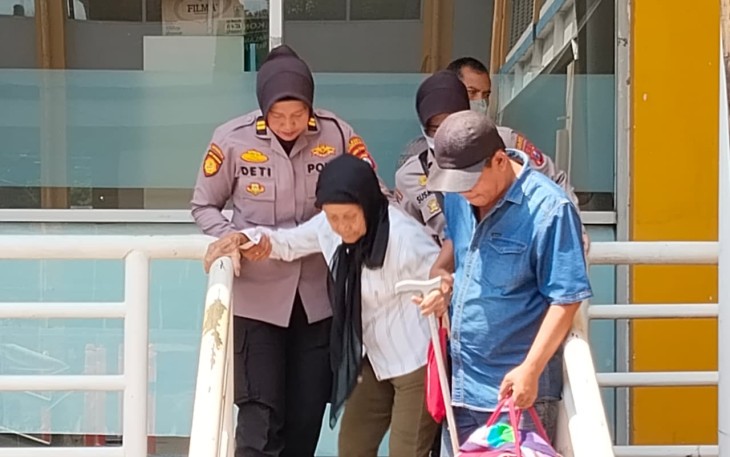 Layanan Humanis Polwan Polresta Sidoarjo Bantu Lansia di Terminal Purabaya Saat Arus Mudik
