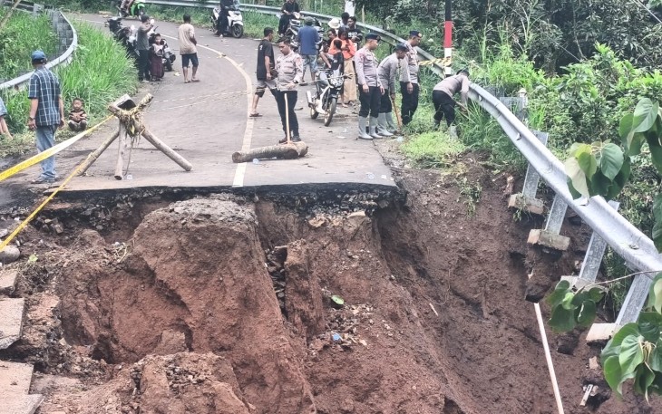 Polres Probolinggo Beri Bantuan Pipa Air Bersih Pascalongsor di Lumbang