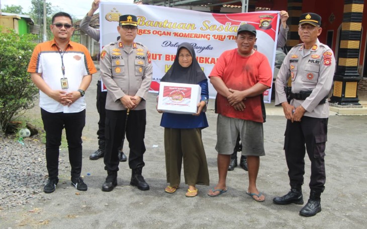 Polres OKU Timur Salurkan Bansos di Desa Tumijaya