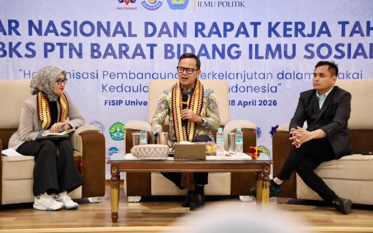 Wakil Menteri Dalam Negeri (Wamendagri) Bima Arya Sugiarto saat menghadiri Seminar Nasional dan Rapat Kerja Tahunan Badan Kerja Sama (BKS) Perguruan Tinggi Negeri (PTN) Barat Bidang Ilmu Sosial di Universitas Lampung, Jumat (17/4/2026)