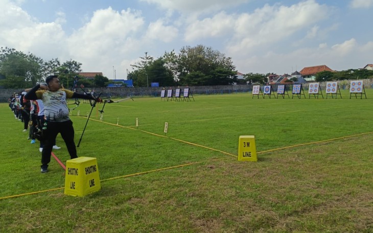Atlet panahan dari berbagai jenjang pendidikan sedang mengikuti seleksi Pekan Olahraga Pelajar Daerah (Popda) 2026, di Stadion 45 Karanganyar, Minggu (26/4/2026)