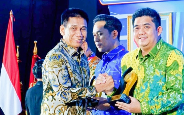 Bupati Bintan Roby Kurniawan SPWK saat menerima penghargaan