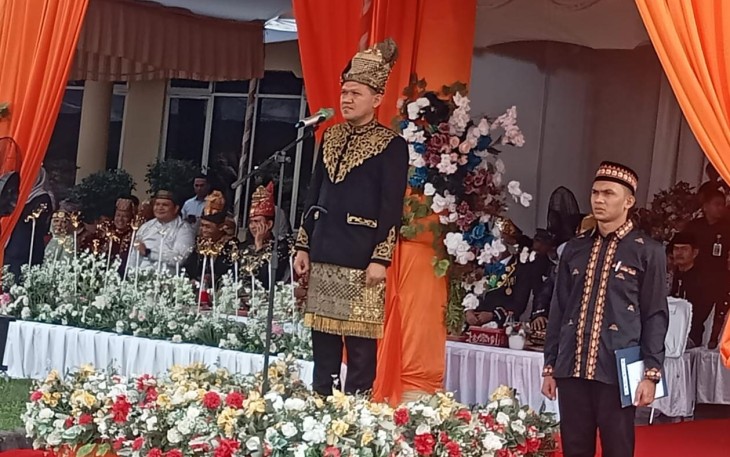 Wakil Gubernur Aceh, Fadhlullah, bertindak sebagai inspektur upacara yang dilaksanakan di halaman Kantor Bupati, Senin, 27 April 2026