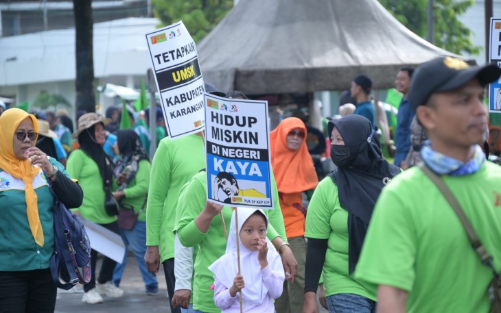Para buruh yang tergabung dalam FSPKEP memperingati May Day, di Plaza Alun-Alun Karanganyar pada Jumat (1/5/2026)