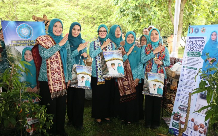 Kunjungan Kerja TP PKK Pusat terkait pemberdayaan lansia, UP2K, pemenuhan kebutuhan pangan dan sandang, serta intervensi keluarga berisiko stunting guna menunjang ketahanan keluarga di PKK Agropark, Kabupaten Lampung Selatan, Lampung, Selasa (12/5/2026)