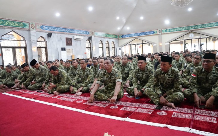 Para Pejabat Utama, Prajurit, dan PNS Mabes TNI di Masjid Panglima Soedirman, Mabes TNI Cilangkap, Jakarta Timur, Rabu (24/6/2026). 