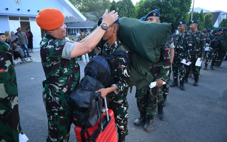 Komandan Wing Pendidikan (Danwingdik) 400/Matukjur, Kolonel Pas Heru Widodo, melepas mantan siswa Sekolah Pertama Tamtama (Semata) Prajurit Karier (PK) TNI AU Angkatan ke-92 menuju sekolah kejuruan masing-masing