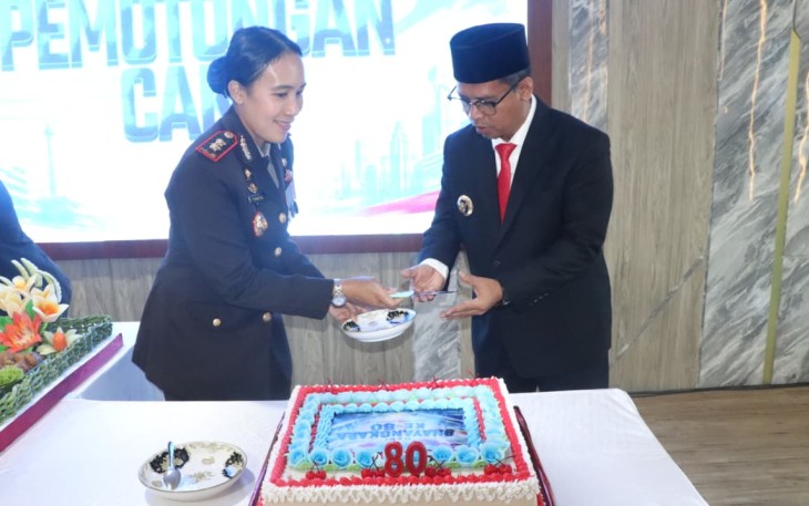  Pemotongan Kue Hari Bhayangkara ke-80