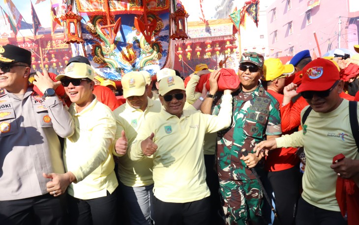 Komandan Korem 031/Wira Bima Brigjen TNI Agustatius Sitepu, S.Sos.,M.Si.,M.Han menghadiri puncak Perayaan Tradisi Bakar Tongkang di Kabupaten Rokan Hilir