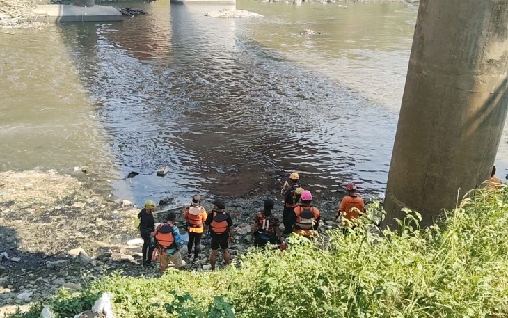 Relawan gabungan melakukan upaya pencarian terhadap jasad Mike (15), yang diduga terseret derasnya arus sungai Bengawan Solo di wilayah Kecamatan Jaten, Kabupaten Karanganyar, Jawa Tengah, Jumat (3/7/2026)