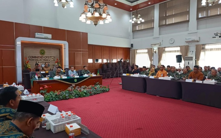 Ditjen Badilag MA dan PT Pos Indonesia gelar rakor di PTA Bandung demi samakan persepsi pemanggilan surat tercatat. Direktorat Jenderal Badan Peradilan Agama (Ditjen Badilag) Mahkamah Agung RI bersama PT Pos Indonesia memperkuat sinergi dalam pelaksanaan pemanggilan dan pemberitahuan sidang melalui surat tercatat. Langkah tersebut diwujudkan melalui Rapat Koordinasi yang digelar di Command Center Pengadilan Tinggi Agama (PTA) Bandung