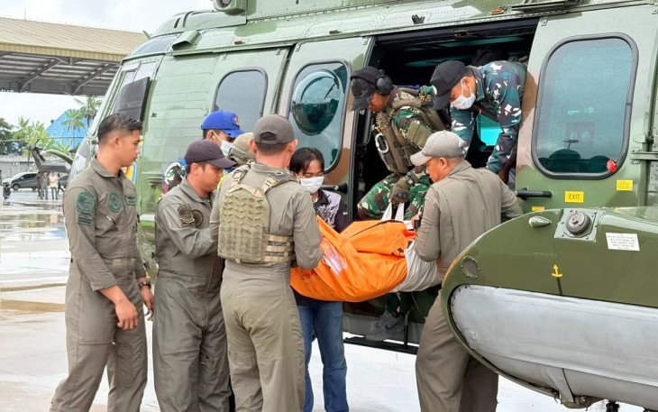 Proses evakuasi korban oleh Koops TNI Habema