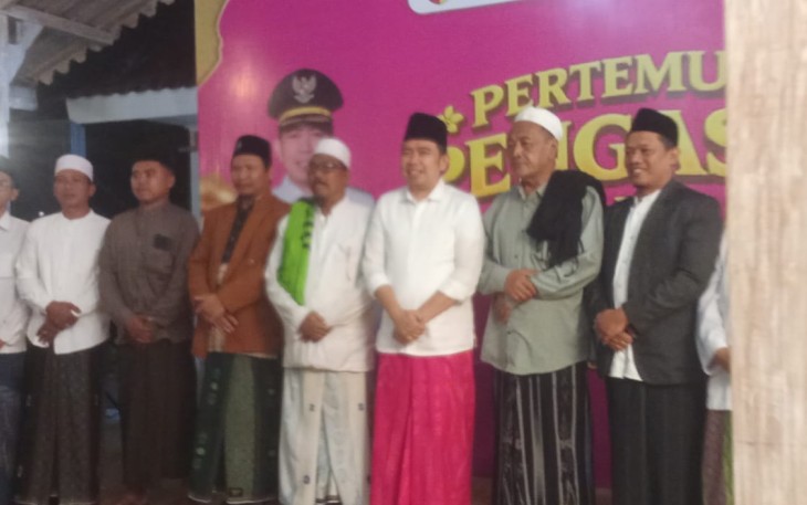 Bupati Jember Muhammad Fawait saat bertemu dengan para pengasuh pondok pesantren se-Kecamatan Pakusari dalam agenda Bunga Desaku di Seger Nusantara, Senin (20/7/2026) malam.