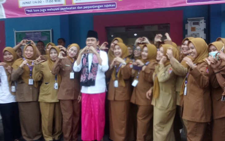 Bupati Jember, Muhammad Fawait atau Gus Fawait (tengah) foto bersama 