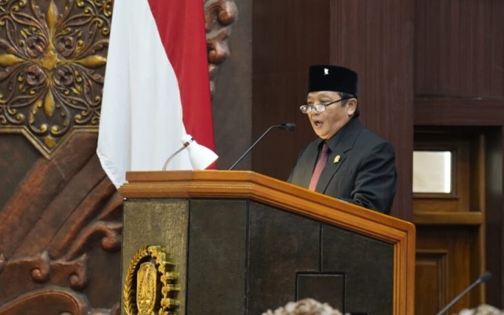 Juru bicara Fraksi PDIP, Guntur Wahono, dalam penyampaian Pendapat Akhir Fraksi pada Rapat Paripurna DPRD Jatim, Selasa (14/07/2026).