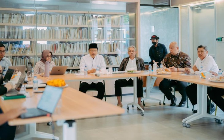 Menteri Sosial Saifullah Yusuf atau Gus Ipul dan Wakil Menteri Sosial Agus Jabo Priyono dalam pertemuan di Kalibata Timur, Pancoran, Jakarta Selatan, Jumat (24/7/2026).