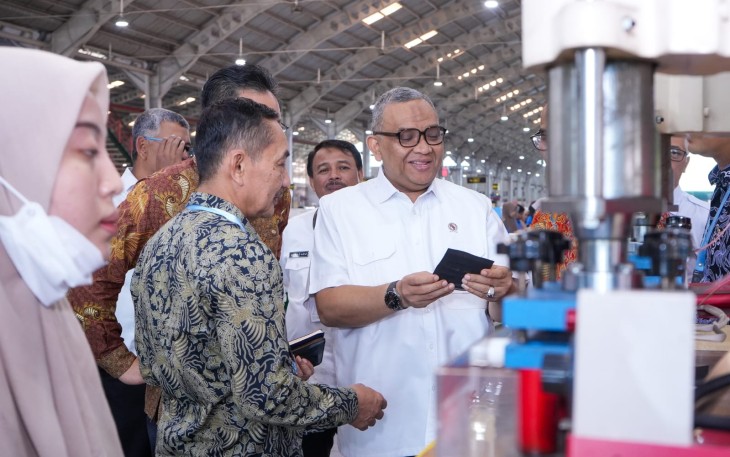 Wamenaker Afriansyah saat mengunjungi PT Sheonary Javanesia INC di Temanggung, Jawa Tengah, Rabu (29/7/2026).