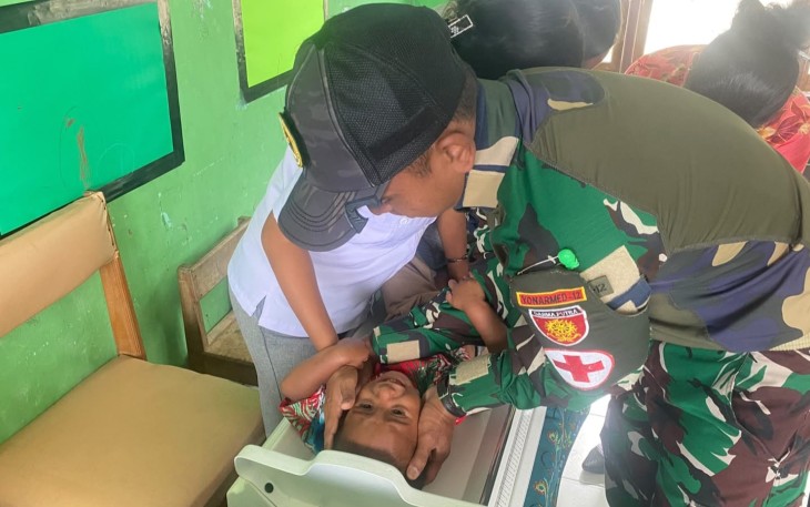 Personel Pos Lakmars Satgas Pamtas RI–RDTL Sektor Timur Yonarmed 12 Kostrad turut membantu pelaksanaan kegiatan Posyandu LakmarasTas di Dusun Mebupour, Desa Lakmars, Kecamatan Lamaknen Selatan, Kabupaten Belu, Nusa Tenggara Timur. 