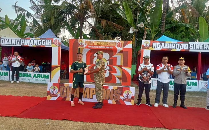 Penyerahan hadiah turnamen sepak bola antar Desa Sekecamatan Ngadirojo.
