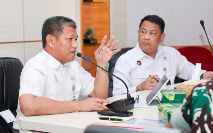 Sekda Batam, Firmansyah, sampaikan pemaparan dalam Rapat Koordinasi Analisis Capaian Pemanfaatan IKD dalam Mendukung Perluasan Program Perlindungan Sosial di Provinsi Kepulauan Riau di Kantor Wali Kota Batam, Selasa (11/8/2026).