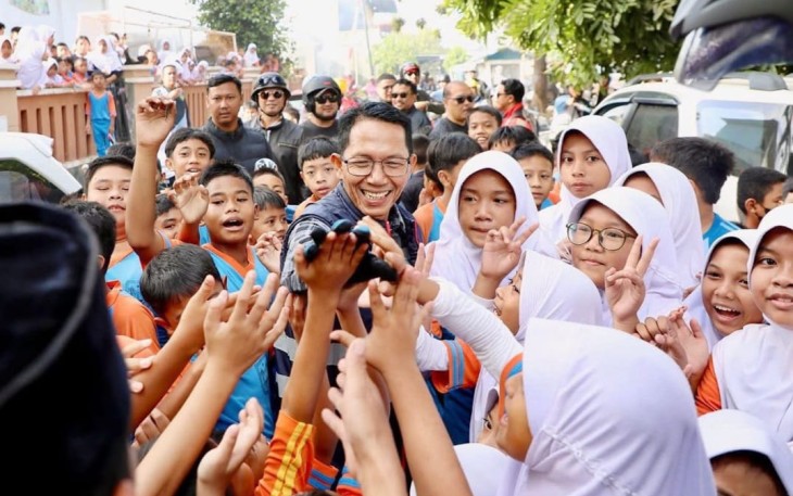 Wali Kota Batam, Amsakar Achmad, dan Wakil Wali Kota Batam, Li Claudia Chandra, bersama peserta didik, belum lama ini.