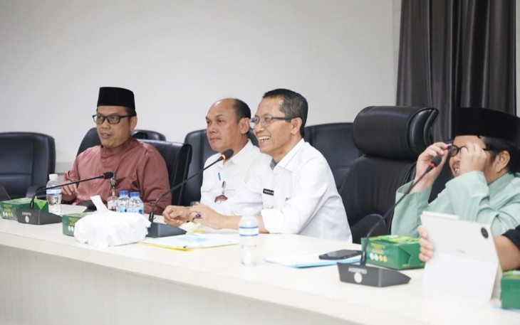 Wali Kota Batam, Amsakar Achmad, saat mengikuti penilaian pemerintah daerah berprestasi dalam implementasi Program 3 Juta Rumah secara virtual dari Kantor Wali Kota Batam, Jumat (7/8/2026).