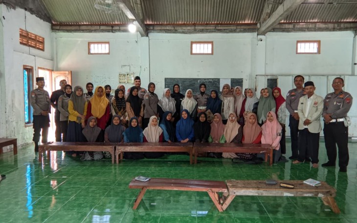  Polres Ngawi Polda Jawa Timur menerjunkan Polisi Wanita (Polwan) turun ke Pondok Pesantren ( Ponpes) memberikan edukasi dan sosialisasi kepada para santri