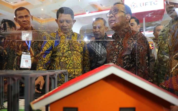 Kepala Badan Nasional Penanggulangan Bencana (BNPB) Letjen TNI Dr. Suharyanto, S.Sos., M.M. (batik kuning biru) mendampingi Menteri Koordinator Bidang Manusia dan Kebudayaan (Menko PMK) Prof. Dr. Pratikno, M.Soc.Sc dan rombongan undangan meninjau stand pameran BNPB dalam EDRR 2026 di Jakarta International Expo (JIEXPO) Kemayoran pada Rabu (12/8).