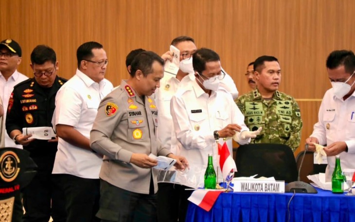 Pemusnahan barang bukti psikotropika jenis ketamine seberat 1,3 ton hasil penggagalan penyelundupan di perairan Tanjung Berakit, Kepulauan Riau.