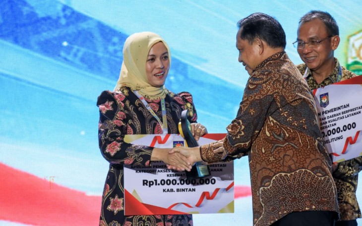 Wakil Bupati Bintan, Deby Maryanti yang mewakili Bupati Bintan, Roby Kurniawan saat menerima penghargaan dan insentif ari Kementerian Dalam Negeri RI.
