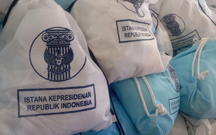 Bantuan logistik berupa paket sembako dari Presiden Republik Indonesia, Prabowo Subianto tiba di Maumere, Kabupaten Sikka, Nusa Tenggara Timur, Minggu (16/8).