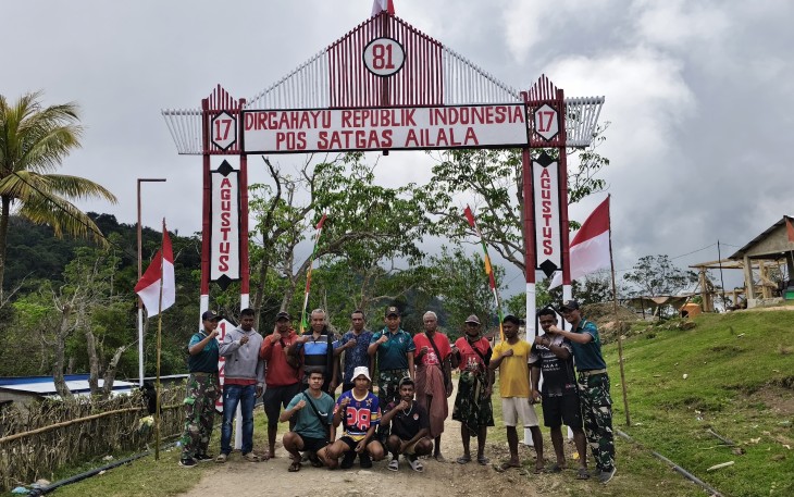Yonarmed 12 Kostrad dan Warga Alas Utara Bersama Bangun Gapura Sambut HUT Kemerdekaan RI