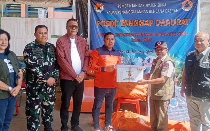 Penyerahan simbolis bantuan logistik dari BNPB kepada Bupati Kabupaten Sikka di Kantor BPBD Kabupaten Sikka, NTT, Minggu (16/8).