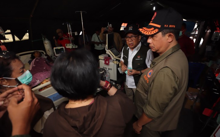 Kepala BNPB Letjen TNI Dr. Suharyanto S.Sos., M.M., (topi rompi tundra) bersama Menko PMK Pratikno (topi kemeja putih rompi hitam) saat mengunjungi Rumah Sakit Umum Daerah (RSUD) Manggarai, yang terdampak gempabumi M 7,7 di Ruteng, Kabupaten Manggarai, Nusa Tenggara Timur, Minggu (16/8).