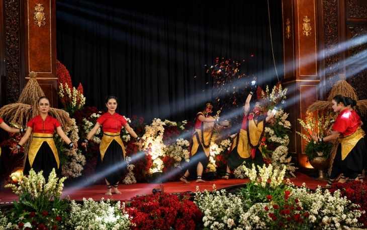 Pementasan tari Janggitan dalam acara Malam Tirakatan memperingati Hari Kemerdekaan Republik Indonesia ke-81, di Gedung Rapat Paripurna DPRD Kabupaten Karanganyar, Minggu (17/8/2026).