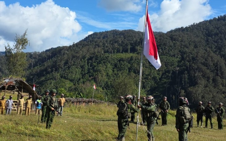 Misi Pengabdian Koops TNI Habema Mengibarkan Merah Putih di Kaki Gunung Cartenz