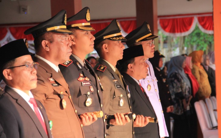Dandim 0806/Trenggalek saat Ikuti Upacara Penurunan Bendera HUT ke-81 RI