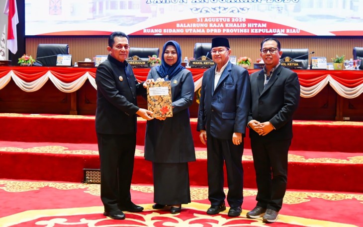 Gubernur Ansar saat Serahkan Rancangan Perubahan KUA PPAS 2026 kepada DPRD Kepri 