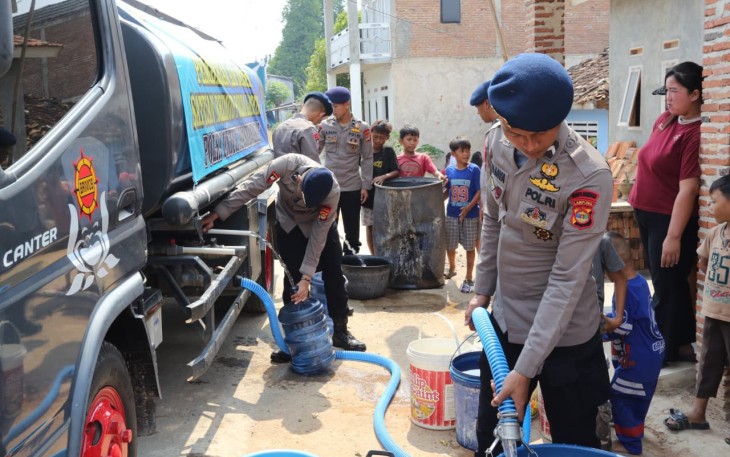 Satuan Brimob Polda Lampung menyalurkan ribuan liter air bersih kepada masyarakat yang terdampak kekeringan sebagai bentuk kepedulian dan pelayanan kepada warga.