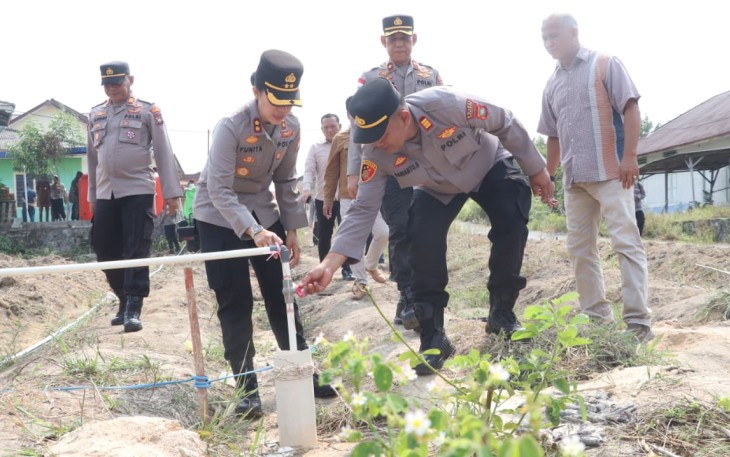 Kapolres meletakkan batu pertama pembangunan tower sumur bor sekaligus melepas pendistribusian perdana air bersih bagi warga yang membutuhkan.